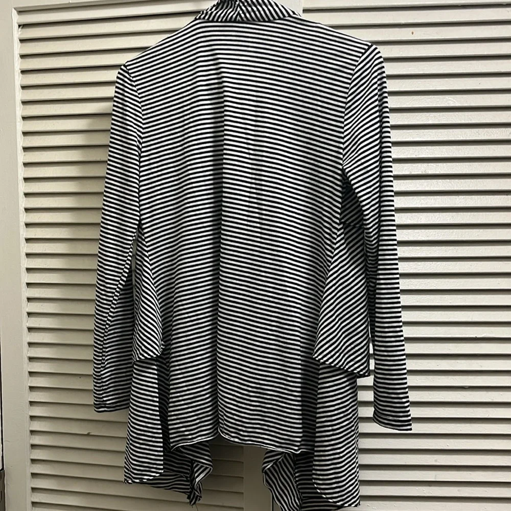 Women’s black and white corrigan - Picture 5 of 5